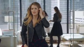 Chaqueta de cuero motera negra usada por Sutton (Meghann Fahy) en The Bold Type S02E05