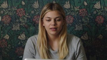 Le T-Shirt gris de Zoé (Louane) dans les Affamés