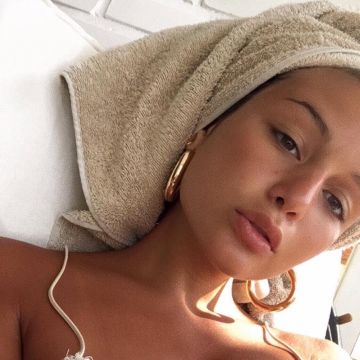 Les grosses créoles dorées inspirées de celles de Mimi sur son compte Instagram