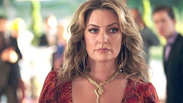 Serpent collier porté par Alice Cooper (Mädchen Amick) comme on le voit dans Riverdale S02E05