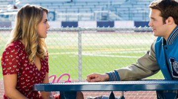 La robe rouge de Chloé Rice (Anna Winters) dans 13 Reasons Why S02E09