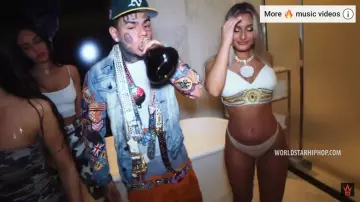 La chaqueta vaquera Robin Bro Backing de 6ix9ine en su videoclip Tati