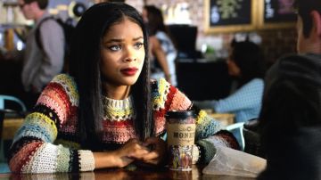 The sweater multicolor Sheri Holland (Ajiona Alexus) in 13 Reasons Why S02E06