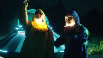 La veste jaune Napapijri de Vald dans le clip Bizarre de Lorenzo