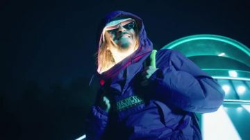 Le blou­son Rain­fo­rest Na­pa­pi­jri bleu de Vald dans le clip Bizarre de Lorenzo