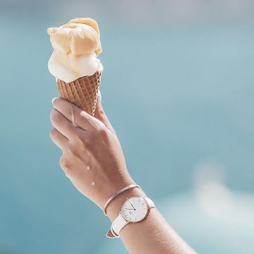 La montre DW or bracelet blanc de Marie Lopez (Enjoyphoenix) sur son compte Instagram