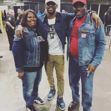 The blue sneakers Air Jordan 4 Retro Levis Nrg "levi's"  worn by Chris Paul on his instagram account
