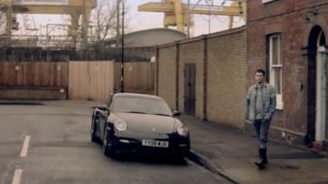 The Porsche grey 911 Turbo, type 996 Leila Evans aka Shadowfax (Tallulah Haddon) e Kyle aka Force (Freddie Stewart) in Kiss me First