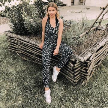 La pareja de bajos blancos Converse de Marie Lopez (Enjoyphoenix) en su cuenta de Instagram