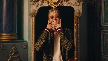 les lunettes de soleil losange de Vald dans son clip Bizarre ft Lorenzo