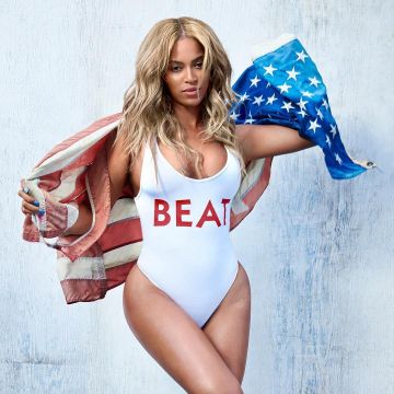 El traje de baño beat blanco de una sola pieza de Beyoncé en su cuenta de Instagram