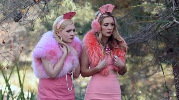 Orejera rosa #3 de Chanel (Billie Lourd) en Scream Queens S02E10