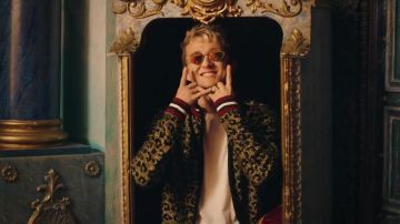 La veste de survêtement léopard de Vald dans le clip Bizarre de Lorenzo