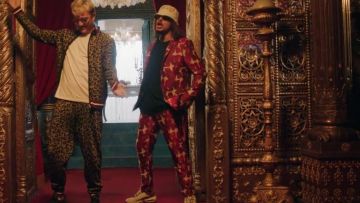 Le pantalon rouge à motifs jacquard de Lorenzo dans son clip Bizarre feat. Vald