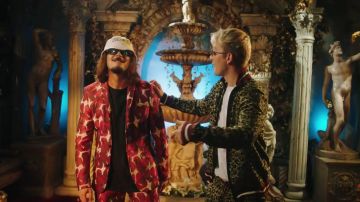 La veste rouge à motifs de Lorenzo dans son clip Bizarre feat. Vald