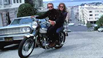 Zapatos marrones al estilo Sanders del teniente Frank Bullitt (Steve McQueen) en Bullitt