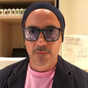 Eyeglasses rectangular blue worn by Robert Downey Jr on his account Instagram