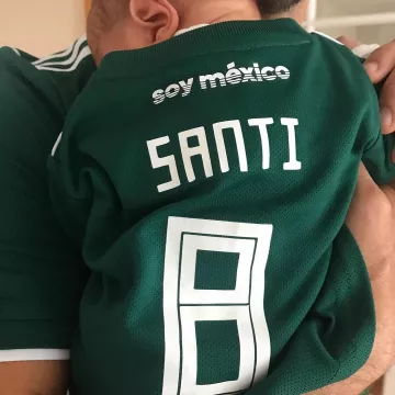 Le maillot du Mexique vu sur le fils d'Eva Longoria sur le compte Instagram d'Eva Longoria