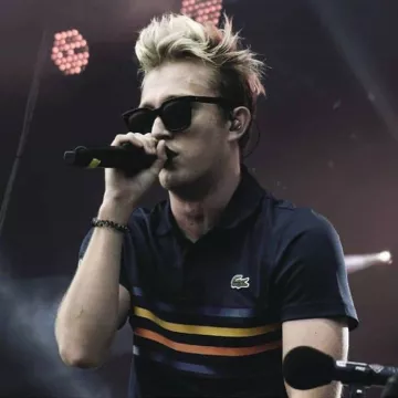 Le polo bleu avec rayures Lacoste de Vald sur son compte Instagram