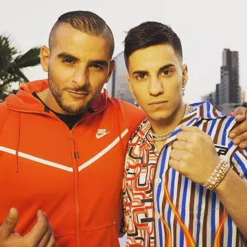 The sweatshirt hoody orange Nike Fianso aka Sofiane on his account Instagram