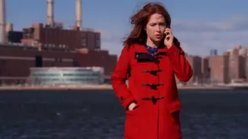 Le manteau rouge de Kimmy Schmidt (Ellie Kemper) dans Unbreakable Kimmy Schmidt S04E06
