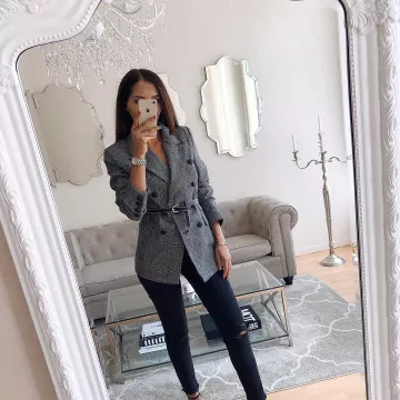 La ceinture fine noire à clous portée par Style by Has­syba (@sty­le­by­has­syba)
