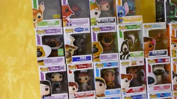 The miniature pop Mushu and Cricket view in the video Ptikouik