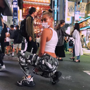 Le pantalon cargo Missguided porté par Hailey Baldwin sur son post Instagram