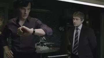 La chemise pourpre de Sherlock Holmes (Benedict Cumberbatch) dans Sherlock S01E03