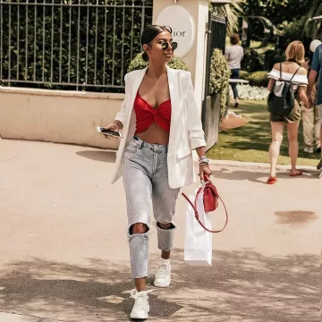 The jeans with holes worn by @j_make_up on his account Instagram