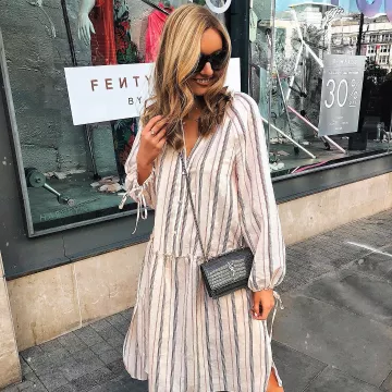 El vestido largo a rayas que lleva @lydiajanetomlinson en su cuenta de Instagram