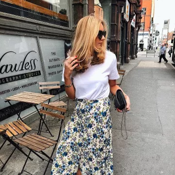 La falda asimétrica que lleva @lydiajanetomlinson en su cuenta de Instagram