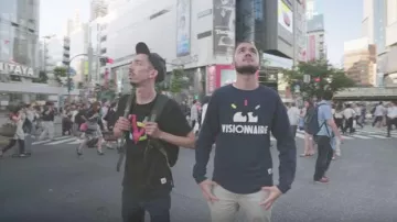 Le t-shirt visionnaire porté par Bigflo dans le clip Alors Alors de Bigflo & Oli