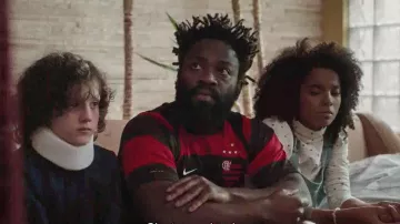¡La camiseta de fútbol roja y negra del Flamengo de Douglas Alencar aka Dodói (Douglas Silva) en Samantha! S01E01