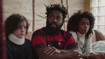 ¡Camiseta roja y negra de fútbol Nike Flamengo usada por Douglas Alencar aka Dodói (Douglas Silva) como se ve en Samantha! S01E01