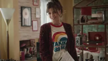 Le t-shirt beige Takiki Beach de Samantha (Emanuelle Araújo) dans Samantha ! S01E01