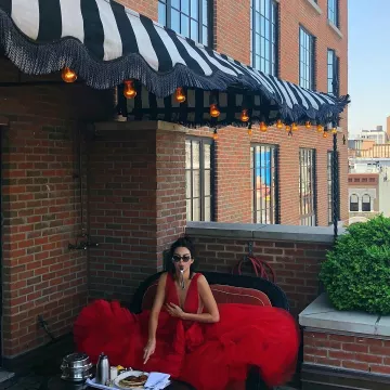 Sunglasses Dolce & Gabbana worn by Kendall Jenner on his account Instagram