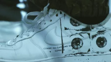 Une Paire de Nike Air Force 1 x Supreme x CDG dans le clip "Intro" de Sirap