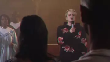 Le sweat à capuche broderies poissons Sandro Paris porté par Vald dans son clip Deviens génial