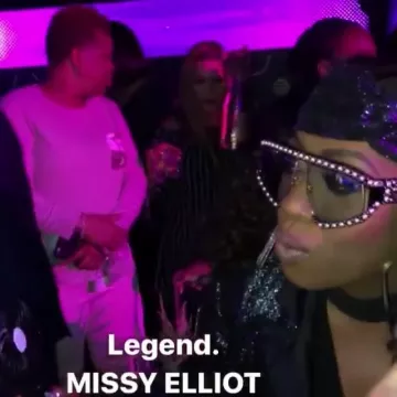Las gafas Gucci GG0234S 001 de gran tamaño de Missy Elliot intentan tomarse una selfie nocturna en Instagram