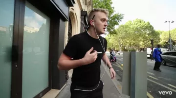 Le t-shirt noir porté par Vald dans son clip Si j'arrêtais