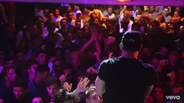 La casquette Lacoste portée par Vald dans son clip Trophée