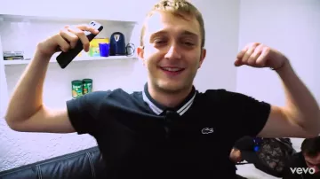 Le polo Lacoste porté par Vald dans son clip Trophée
