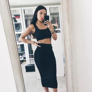 Le jupe crayon noire portée par Sananas sur son compte Instagram