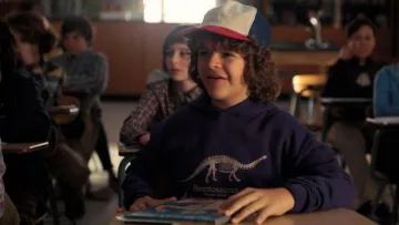 La casquette bleu blanc rouge de Dustin Henderson (Gaten Matarazzo) dans Stranger Things Saison 2 Episode 1