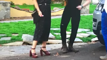 Zapatos de tacón burdeos de Sheila Hammond (Drew Barrymore) en Santa Clarita Diet