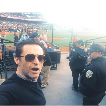 Gafas de sol aviador Ray Ban usadas por Hugh Jackman en el estadio en instagram