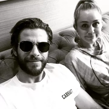 Sunglasses Ray-Ban hex Liam Hemsworth on his account Instagram