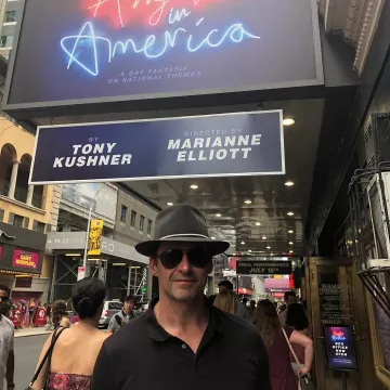 Gafas de sol black Mont Blanc Aviator de Hugh Jackman bajo el póster "Angels in America" en Instagram