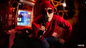 Le bonnet rouge porté par Vald dans son clip Shoote Un Ministre